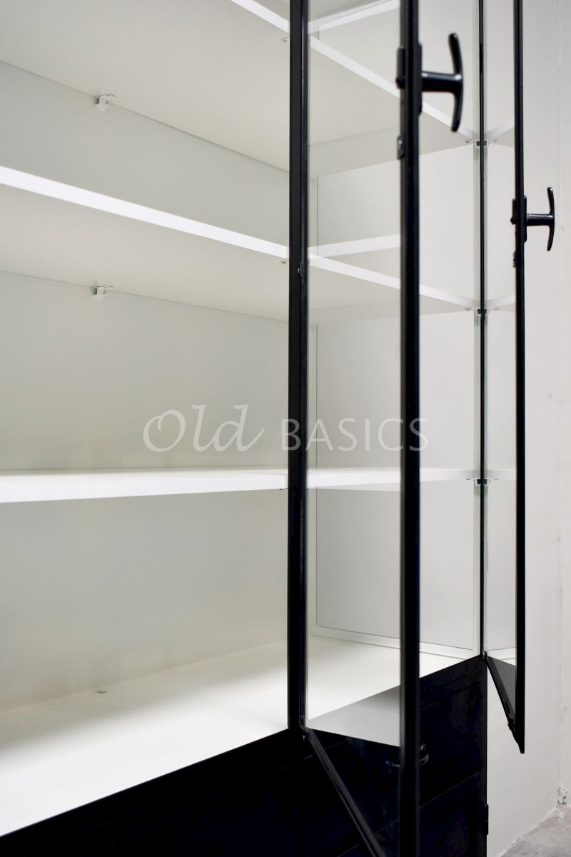 Detail van Apothekerskast Ferro, 3 deuren, RAL7021, grijs, zwart, materiaal staal